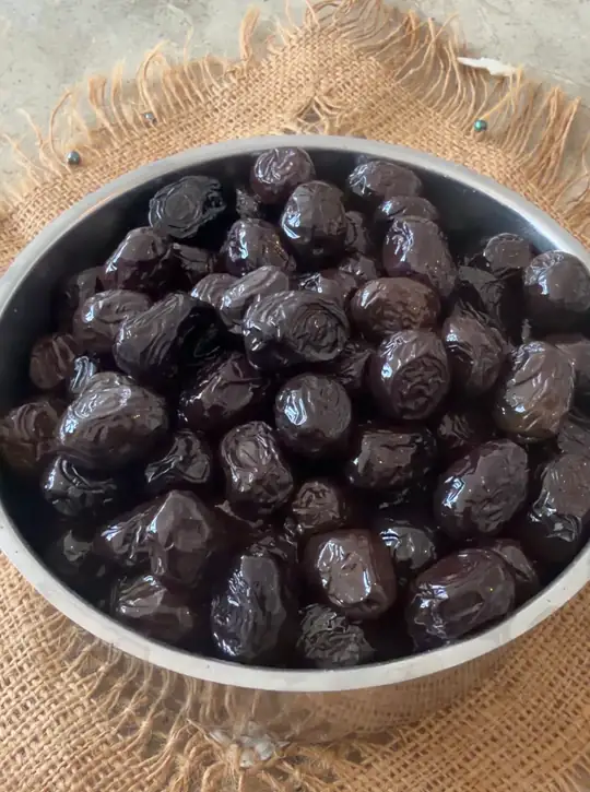 500 gr dinlendirilmiş taş baskı siyah zeytin 